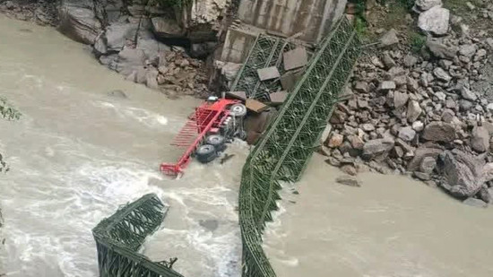 अरुण नदीको बेलिब्रिज भत्किँदा मकालु बेस क्याम्प जाने मुख्य मार्ग अवरुद्ध