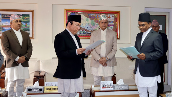  नवनियुक्त गभर्नर पौडेलले लिए शपथ