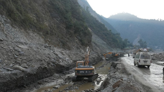 बीपी राजमार्गमा सवारी आवागमन अस्थायी रूपमा ’होल्ड’