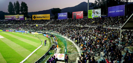 फ्लडलाइटमा क्रिकेटको मज्जा [फाेटाे फिचर]