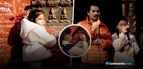 स्वयम्भूको सरस्वती मन्दिरमा अक्षरारम्भ गर्दै बालबालिका