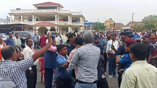 एमाले धनुषाको जिल्ला अधिवेशनमा तोडफोड र कुर्सी हानाहान