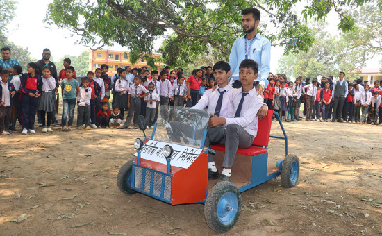 कक्षा १० मा पढ्ने सल्यानटारका दुई विद्यार्थीले बनाए विद्युतीय गाडी
