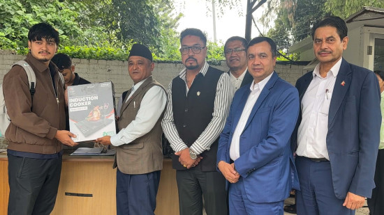 ग्यास अभावबाट प्रभावित विद्यार्थीलाई वैकल्पिक ऊर्जा केन्द्रले दियो इन्डक्सन चुलो