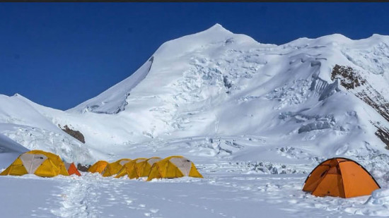 मनाङको हिम्लुङ हिमालमा पहिरो, १० जना सम्पर्कविहीन 