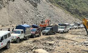 विपी राजमार्ग ठाउँ ठाउँमा अवरुद्ध, खुलाउने प्रयास जारी 