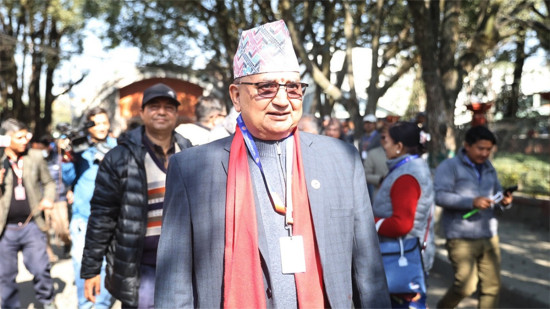 ओली पक्षका असन्तुष्टलाई फकाएर भोट तान्ने रणनीतिमा ईश्वर समूह