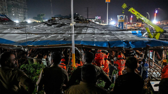 भारतमा होर्डिङ बोर्ड खस्दा १४ जनाको मृत्यु, ७० बढी घाइते