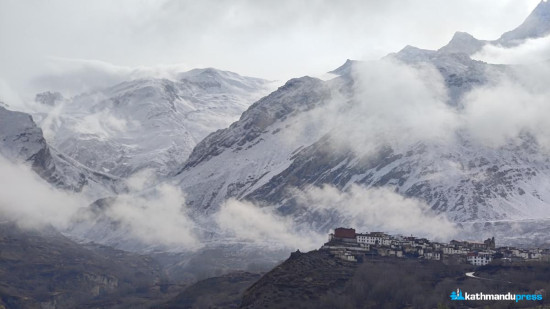 आज देशका विभिन्न स्थानहरुमा हल्का बर्षा र हिमपातको सम्भावना 