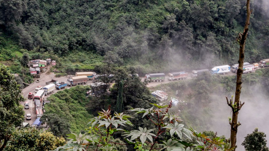 नागढुङ्गा नौबिसे सडक दैनिक पाँच घण्टा बन्द हुने