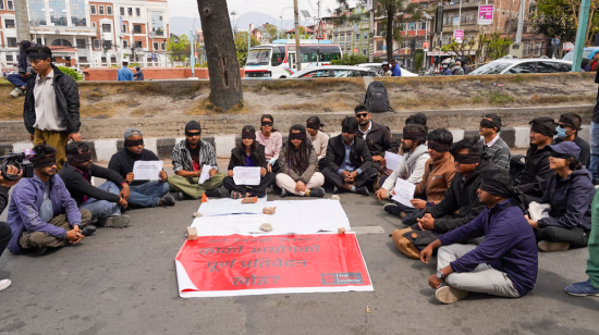 कार्की आयोगको प्रतिवेदन सार्वजनिक गर्न माग गर्दै आँखामा कालो पट्टि बाँधेर प्रदर्शन [तस्बिरहरू]