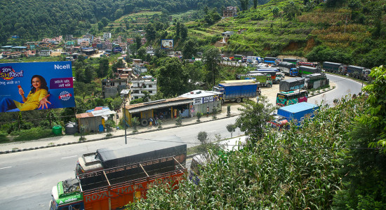 पृथ्वी राजमार्गमा यातायात ठप्प, सड्कमा थुप्रिएको लेदो हटाउने काम जारी