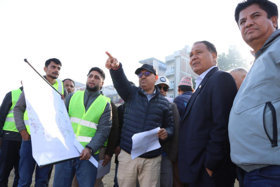 मन्त्री घिसिङले गरे नारायणी नदीमा निर्माण सुरु भएको सिग्नेचर ब्रीजको निरीक्षण