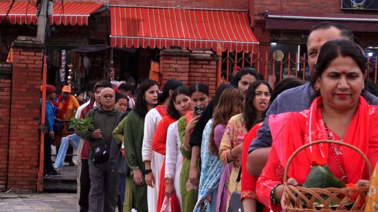 साउनको पहिलाे सोमबार पशुपतिनाथमा दर्शनार्थीकाे भीड