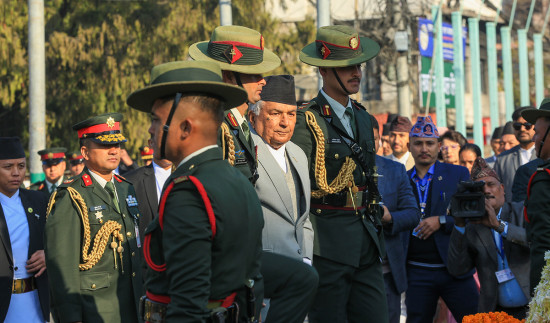 राष्ट्रपति र प्रधानमन्त्रीद्वारा पृथ्वी नारायण शाहको सालिकमा माल्यार्पण
