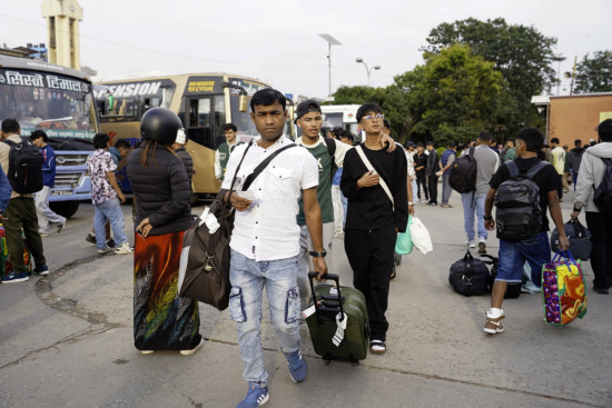 नयाँ बसपार्कमा लाग्याे दसैं, यात्रुको घुइँचो [तस्बिररू]