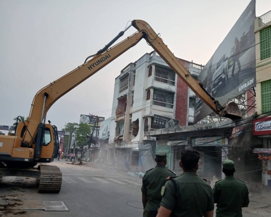 वीरगन्जमा मुख्य सडक विस्तार सुरु, डोजर चलाएर काम अगाडि बढाइयो