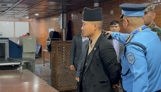 त्रिभुवन विमानस्थलमा अनुगमनमा गृहमन्त्री गुरुङ