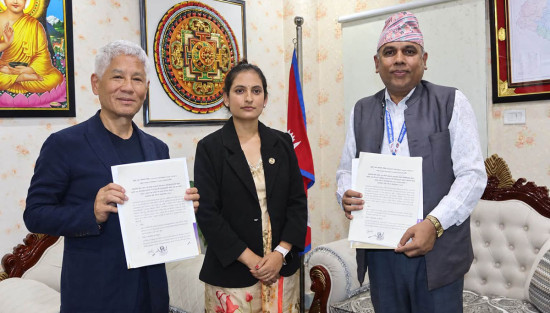 बाढीबाट प्रभावित बालबालिकाका लागि झन्डै ५८ करोड सहयोग गर्ने घले दम्पतिको घोषणा