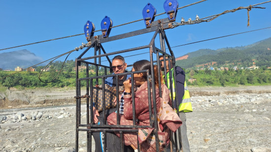 बेली ब्रिज नबन्दा दशैँमा घर फर्किने यात्रु तुइनको सहारामा