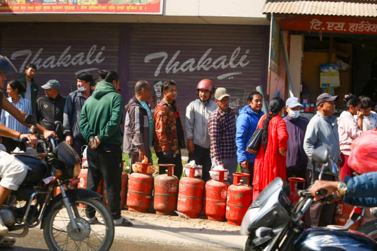 चाडबाड नजिकिँदै गर्दा ग्यास अभावले सर्वसाधारण सास्तीमा [तस्बिरहरू]
