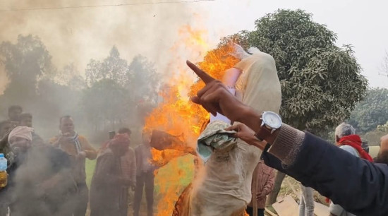 सिरहामा सवारी दुर्घटनाविरुद्ध प्रदर्शन, ठेकेदारको पुतला जलाइयो