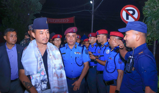 मध्यरातमा चितवन पुगे गृहमन्त्री गुरुङ