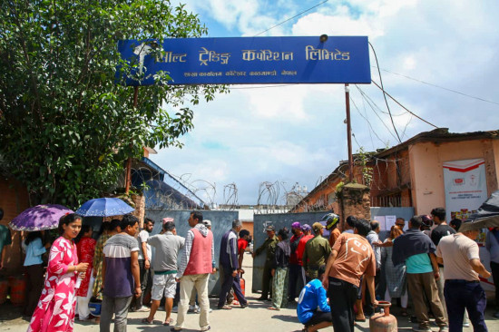 ग्यासका लागि घण्टौँ लाइनमा उपभोक्ता [तस्बिरहरू]