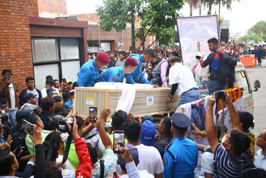 युक्त गुरुङको पार्थिव शरीर काठमाडौं ल्याइयो, विमानस्थलमा आफन्त भावुक [तस्बिरहरू]