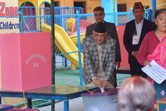 एमाले अध्यक्ष ओलीले बालकोटबाट गरे मतदान [तस्बिरहरू]