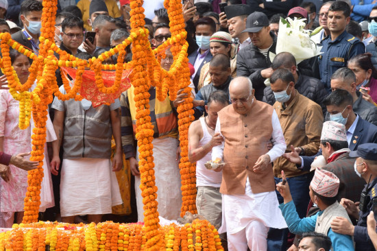 पशुपति आर्यघाटमा ओलीका पिता मोहनप्रसाद ओलीको गरियो अन्तेष्टि