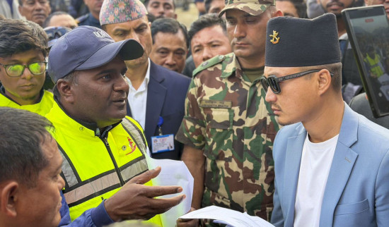 रोशी खोलाको निरीक्षणमा पुगेका गृहमन्त्रीले भने– हेलीमार्फत उद्धारको प्रयास गर्छौं