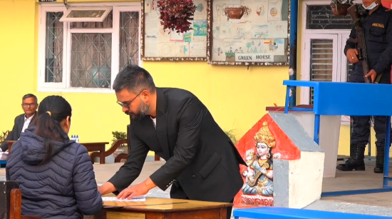 बालेन शाहले तीनकुनेको अन्नपूर्ण विद्यालय केन्द्रबाट गरे मतदान