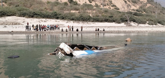 मन्थलीको लिलौटी क्षेत्रमा बस दुर्घटना हुँदा नौं जनाको मृत्यु, १० को उद्दार