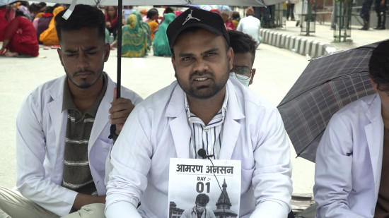इन्टर्न चिकित्सकको स्टाइपेन्ड एकरूपताको माग गर्दै डिल्ली हरिजन आमरण अनसनमा