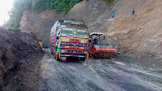 बाढीपहिरोपछि सडक सञ्चालनमा ल्याउन परीक्षण, २० सवारी पास