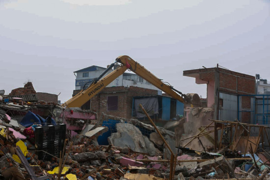 गैरीगाउँको सुकुम्बासी बस्तीको पक्की घरमा डोजर चलाइयो