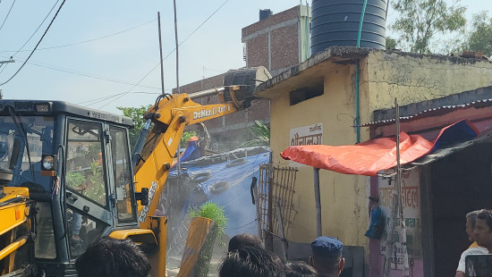 जनकपुरमा गुठीको जग्गामा बनाइएका अतिक्रमित संरचनामा चल्यो डोजर