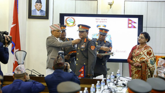 सशस्त्र प्रहरी महानिरीक्षक पौडेललाई दर्ज्यानी चिन्ह