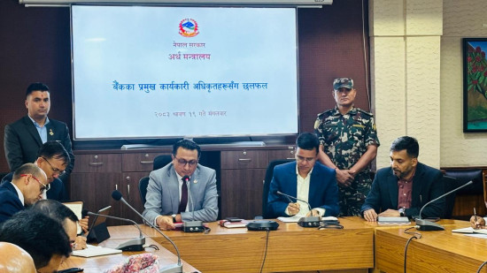 बैंकका सिइओसँग अर्थमन्त्रीको छलफल, लगानी, उत्पादन र आर्थिक विश्वास पुनःस्थापनामा जोड