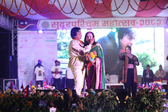 ‘आ बाट आमा’ को प्रचारमा  धनगढी पुगे पल र विपना