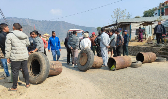 सिन्धुलीमा टाटासुमको ठक्करबाट एक बालकको मृत्यु, सडक अवरुद्ध