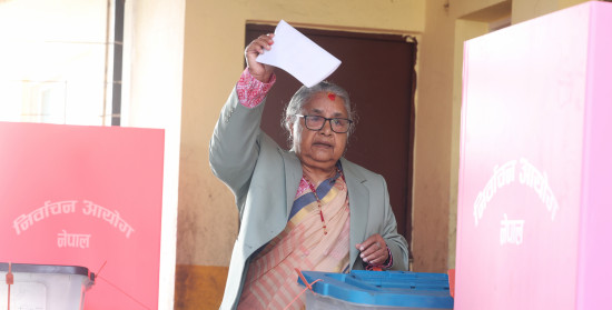 प्रधानमन्त्री कार्कीले धापासी पुगेर गरिन् मतदान