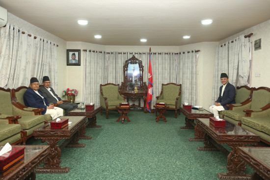 सभामुख अर्यालले गरे पूर्वसभामुख घिमिरे र अग्नि सापकोटासँग भेटवार्ता