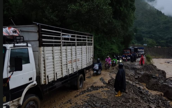 बिपी राजमार्गमा लेदो पन्छाएपछि यातायात पुनः सञ्चालन