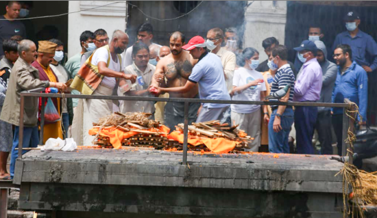 बाढीमा बेपत्ता नागरिकको कुशको शव बनाएर आर्यघाटमा दाहसंस्कार [तस्बिरहरू]