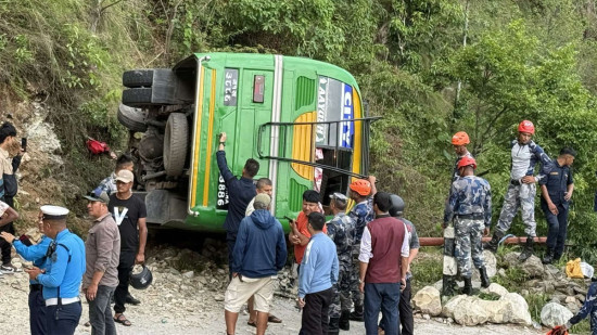 पोखरामा पर्यटक बोकेको बस दुर्घटना, २ जनाको अवस्था गम्भीर