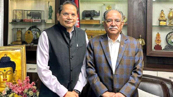 भाजपा नेता चौथाइवालेले खुमलटारमा भेटे प्रचण्ड