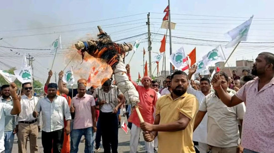 धनुषामा राजेन्द्र लिङ्देनको पुत्ला दहन