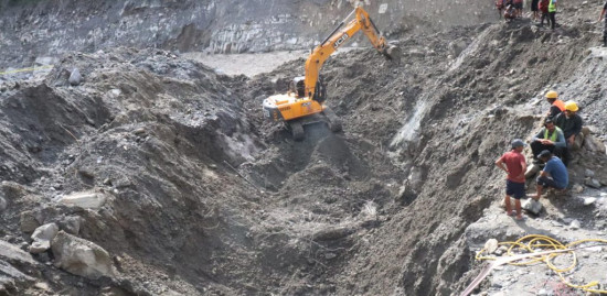 सुरुङको उत्खननमा थपिंदै एक्स्काभेटर